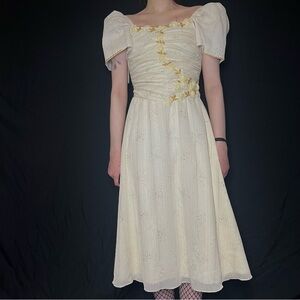 Vintage flower girl bridesmaid prom dress cream with good floral detailing